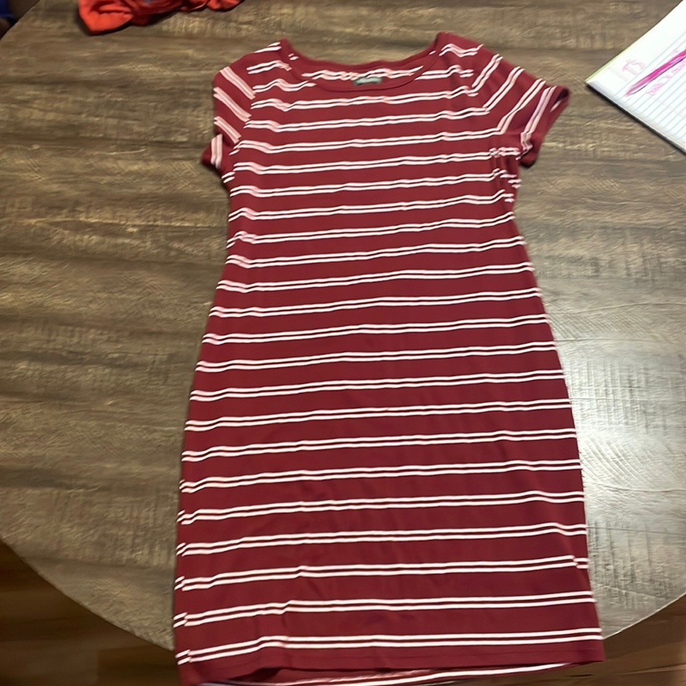 Color red with white stripes